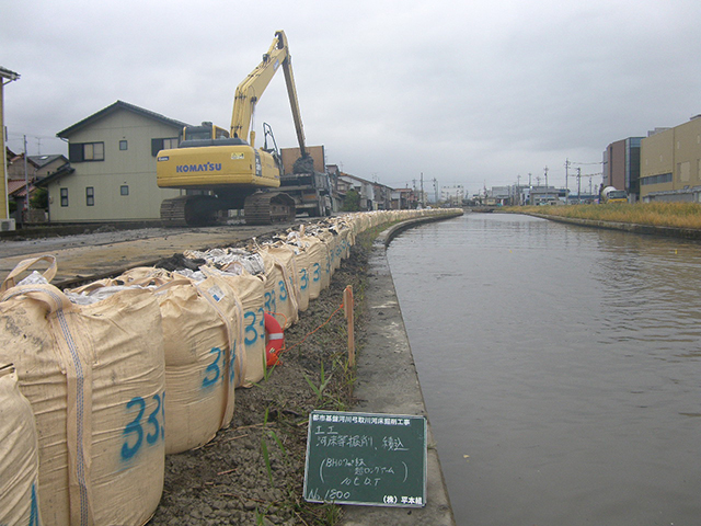 都市基盤河川弓取川河床掘削工事